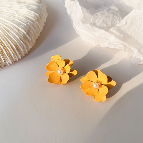 冷淡风饰品拍摄 以极简美学诠释耳环、耳钉与项链的艺术